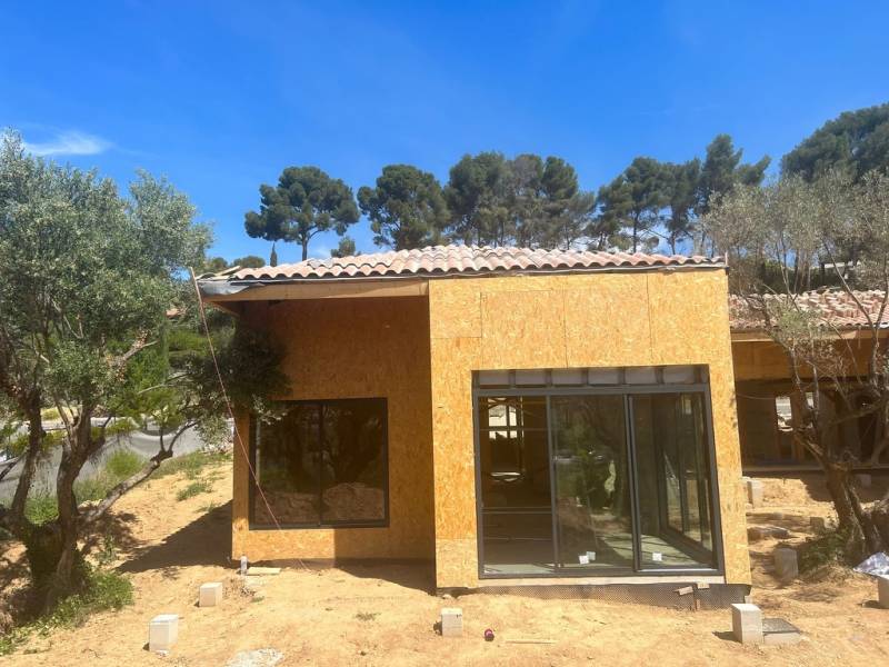 Construction d'un garage ainsi que la toiture, charpente et couverture d'une maison située à proximité de Bouc Bel Air.