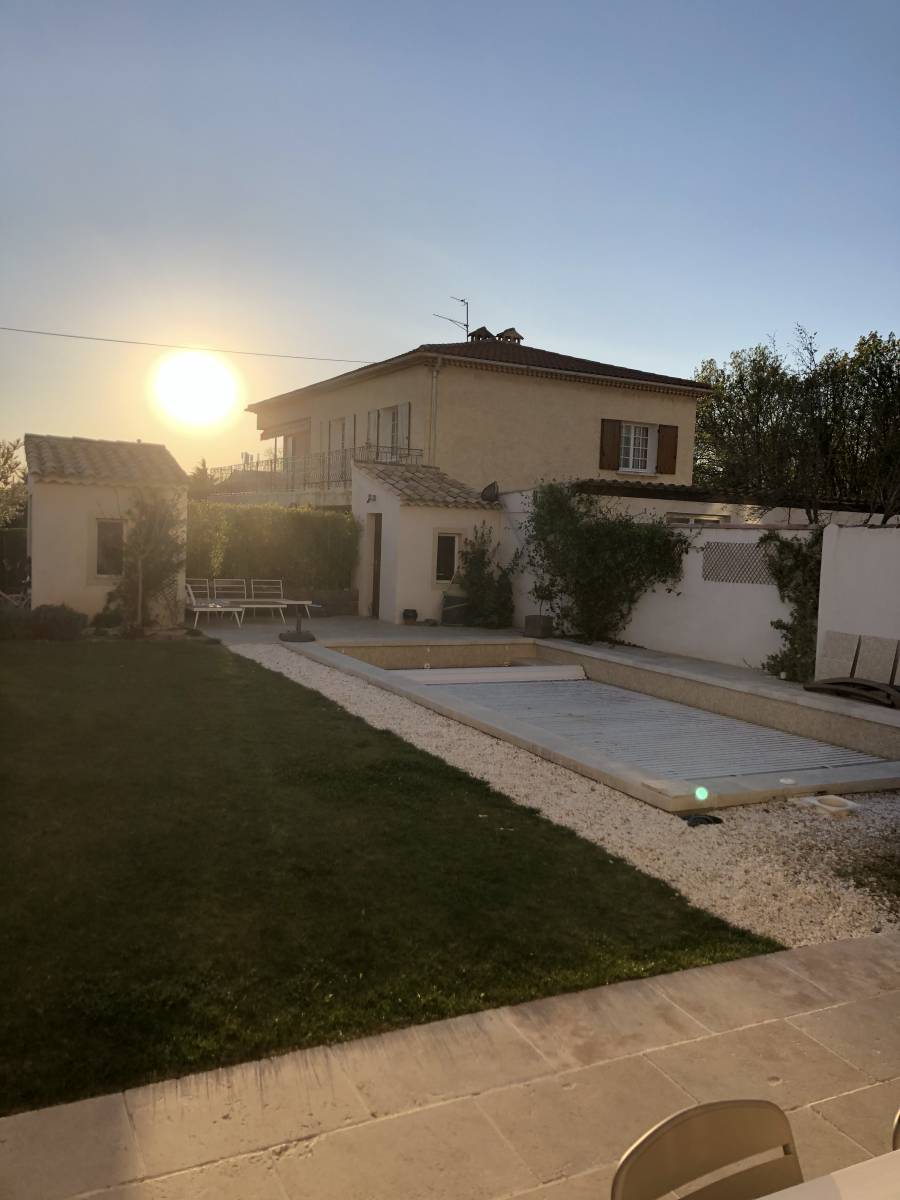Constructeur piscine en béton avec pool house à Pelissane