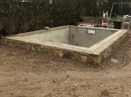 Constructeur piscine en béton sur mesure avec habillage en pierres à Trets dans les Bouches du Rhône